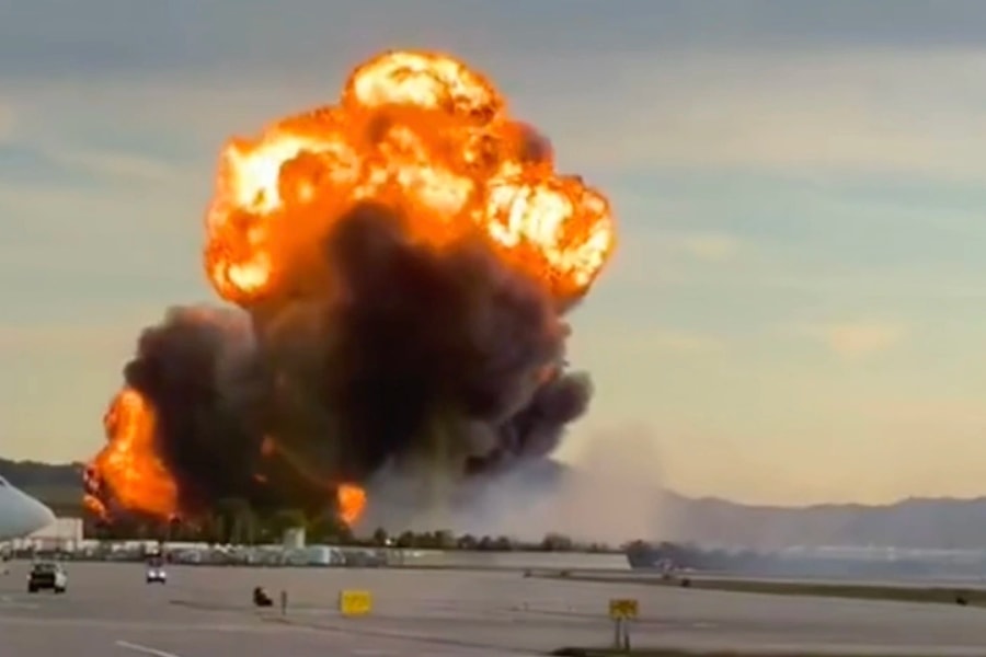 Khoảnh khắc quả cầu lửa bùng lên trong vụ rơi máy bay chở hàng Mỹ