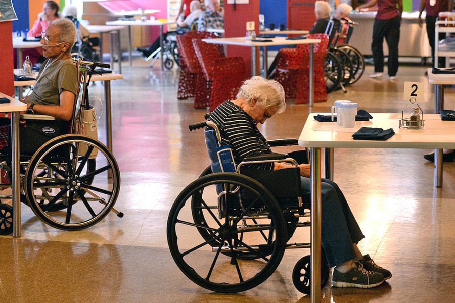 Chăm sóc cha mẹ già trở thành gánh nặng với nhiều người Mỹ