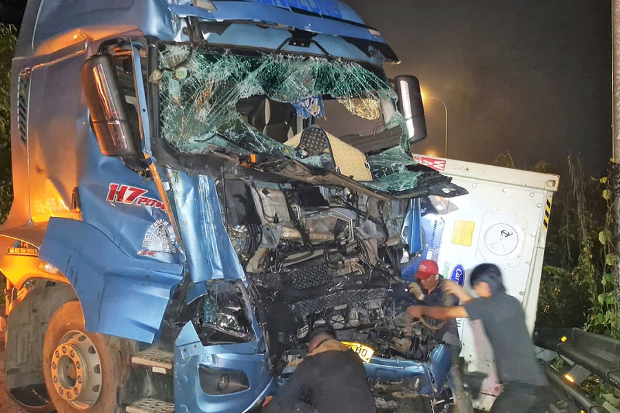 Cứu tài xế mắc kẹt trong cabin sau tai nạn trên đèo Bảo Lộc