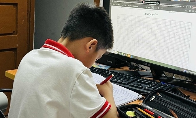 'Con lớp 1 phải học đến 11 giờ đêm dù tôi không ép'