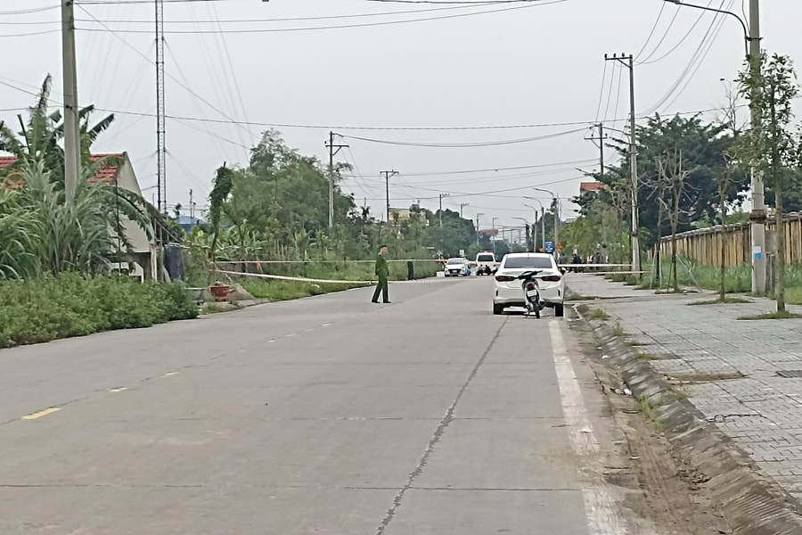 Thi thể bé trai trong túi ở ven đường