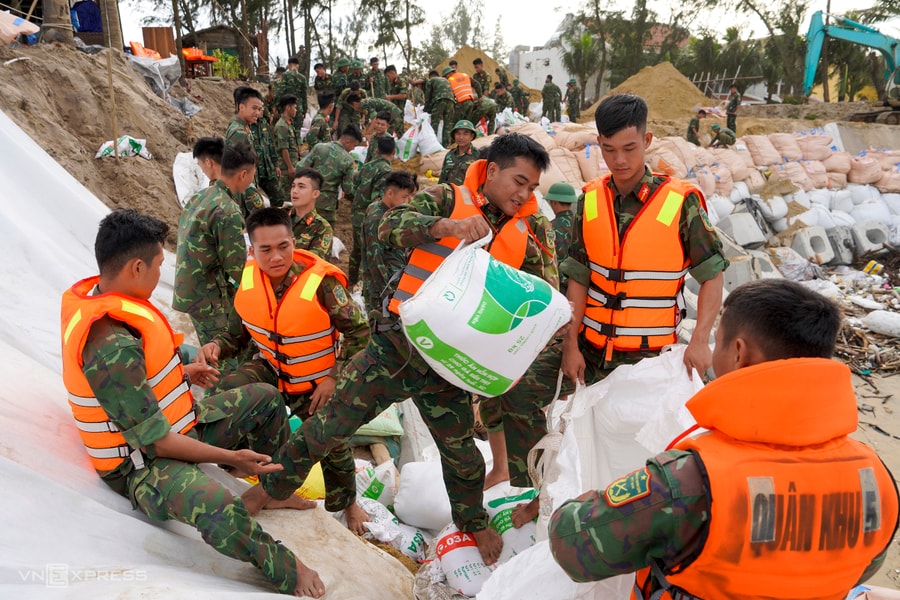 Quân đội giúp khắc phục sạt lở bờ biển