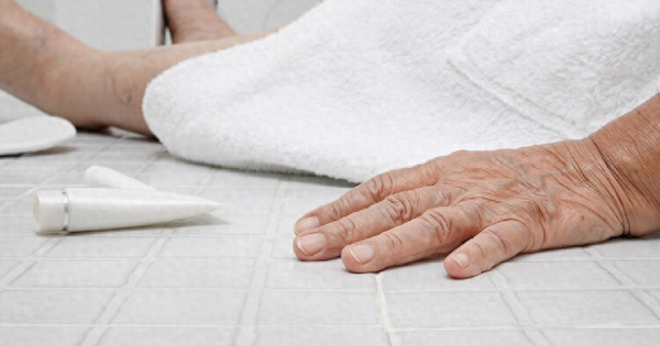 Người đàn ông 51 tuổi tử vong vì thói quen tắm đêm theo cách "vạn người mê"