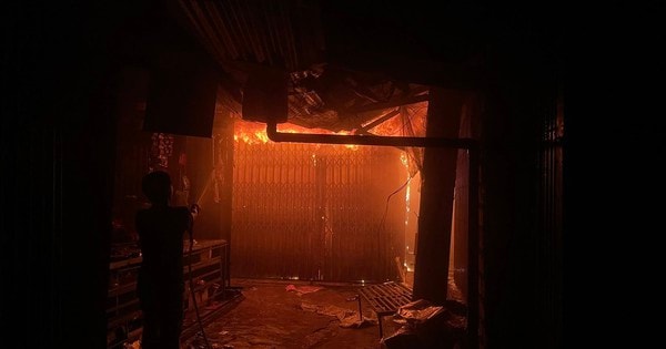 Chợ Bình Dương ở Gia Lai bất ngờ cháy lớn trong đêm, lửa khói cuồn cuộn