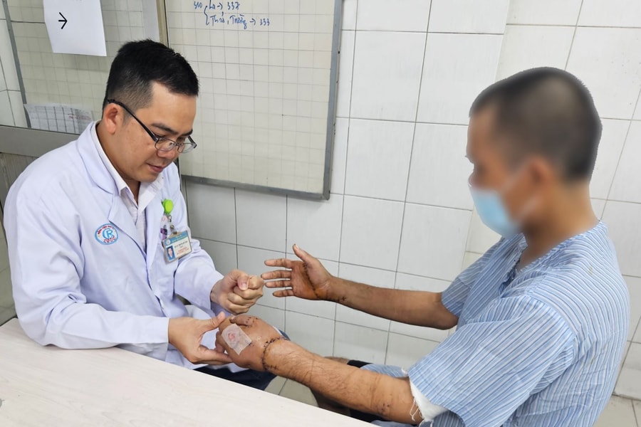 Nối liền hai bàn tay của người đàn ông bị hàng xóm chém đứt lìa do mâu thuẫn