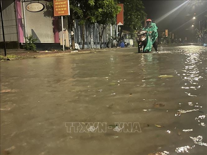 Sóng đánh tràn bờ kè gây ngập úng khu dân cư ở Quảng Ngãi