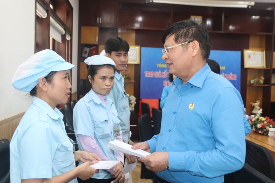 Tổng Liên đoàn Lao động Việt Nam hỗ trợ 500 triệu đồng cho công nhân tại Lâm Đồng bị ảnh hưởng bão lũ