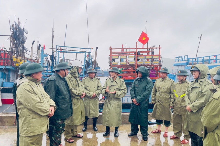 Bộ Quốc phòng kiểm tra, chỉ đạo ứng phó bão số 13 tại Quảng Ngãi