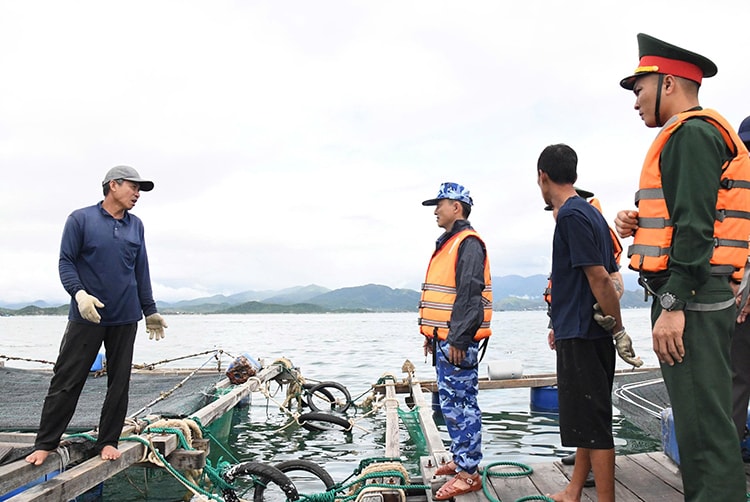 Hải đoàn 32 tuyên truyền, hướng dẫn ngư dân ứng phó bão số 13