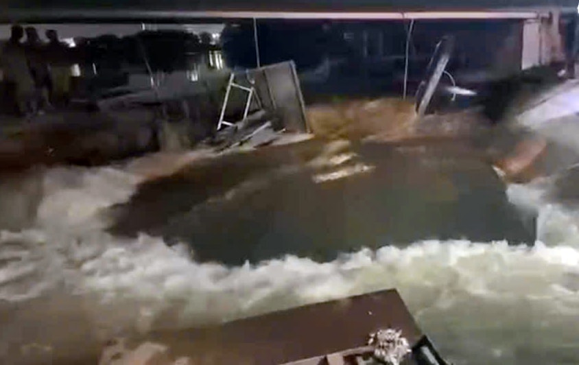 TP Hồ Chí Minh: Vỡ đê bao dưới chân cầu Ba Thôn 2 khi đỉnh triều cường vượt lịch sử