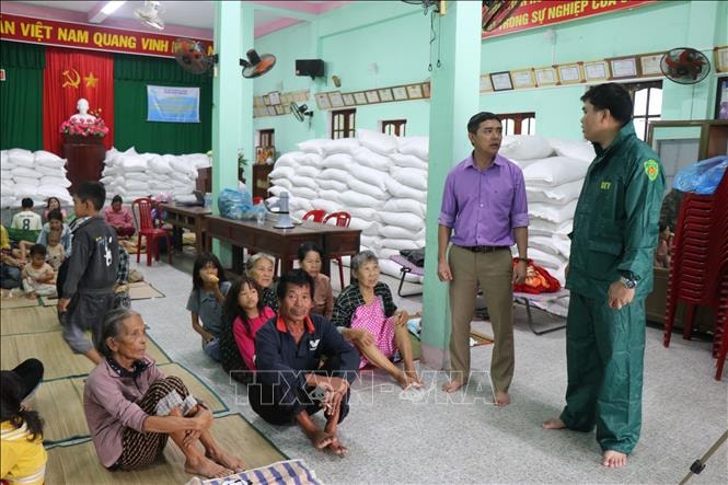 Ứng phó với bão số 13: Người dân Quảng Ngãi di dời đến các nơi tránh trú sớm