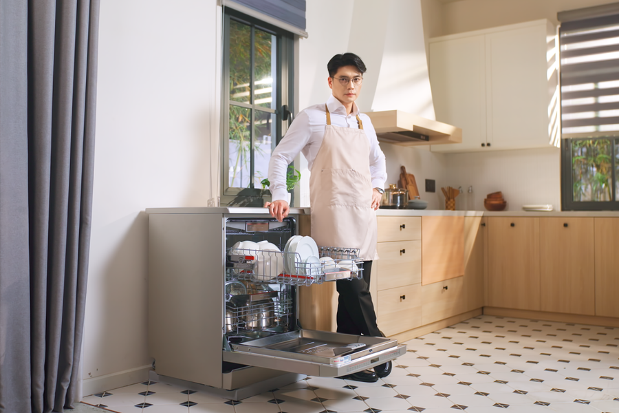 Huy Trần chăm sóc tổ ấm bằng thiết bị thông minh