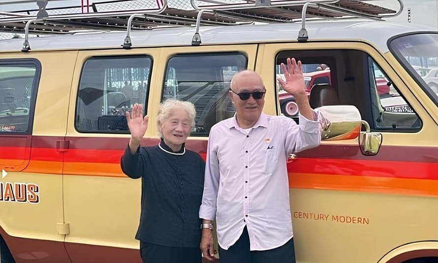 Cụ ông 90 tuổi 20 năm lái xe chở vợ đi phượt