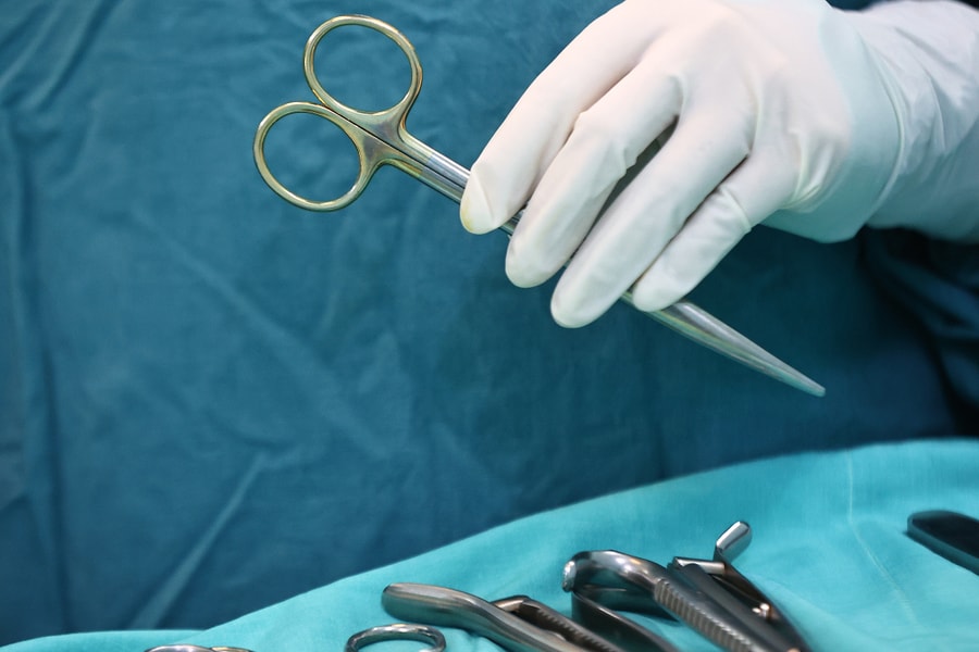 Bé gái hôn mê do đột quỵ, sốc tim khi đang ngủ