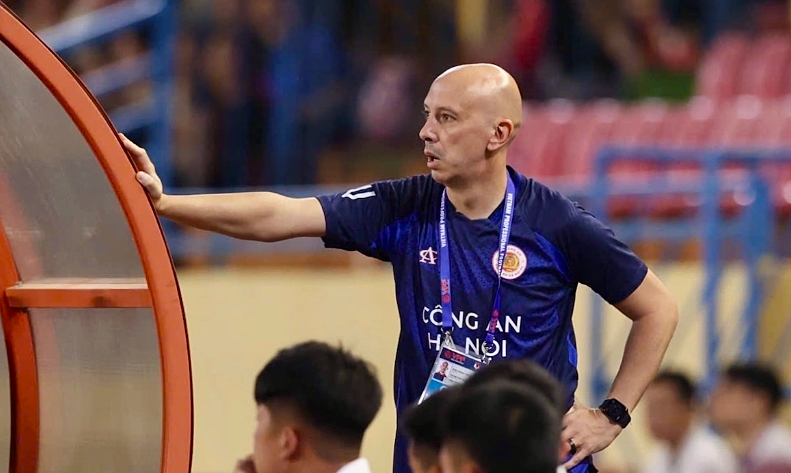 Trợ lý HLV Công an Hà Nội bị đuổi trong trận thua ở Cup C2 châu Á