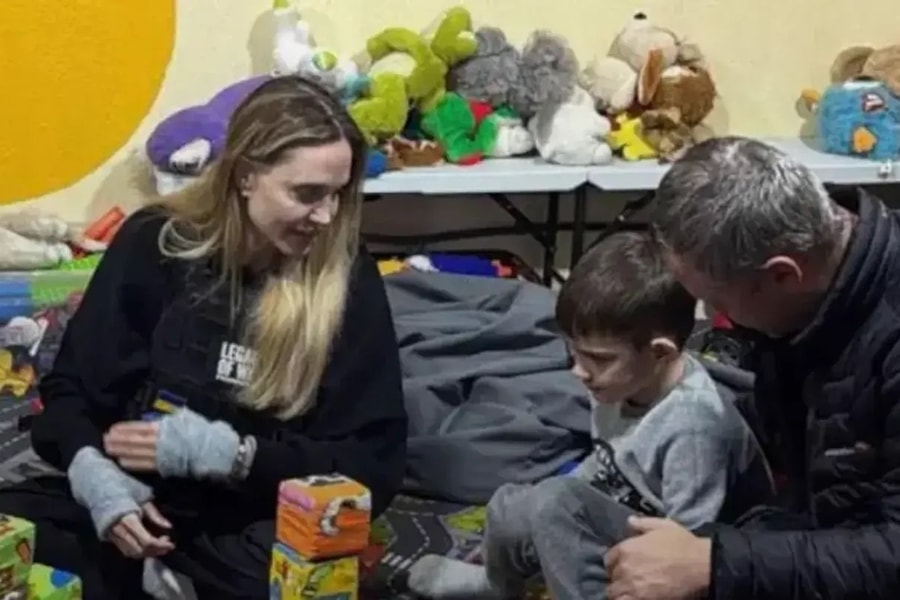 Chuyến thăm Ukraine của Angelina Jolie xáo trộn vì tài xế 'bị bắt đi lính'