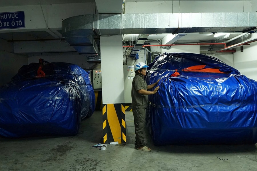 Người dân bảo vệ tài sản, chạy bão Kalmaegi