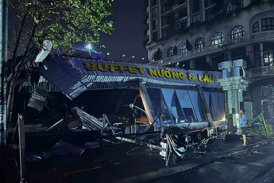 Cửa kính vỡ, mái tôn bay khi bão quét qua