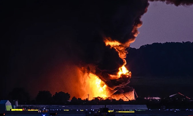 Khoảnh khắc nhân chứng sốc khi máy bay chở hàng Mỹ biến thành cầu lửa