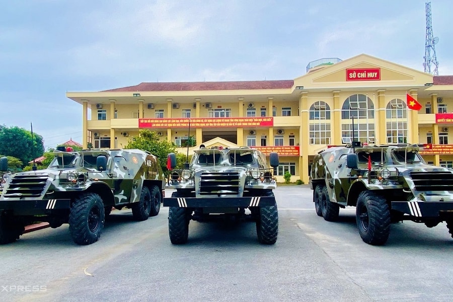 Vùng tâm bão huy động xe thiết giáp chống Kalmaegi