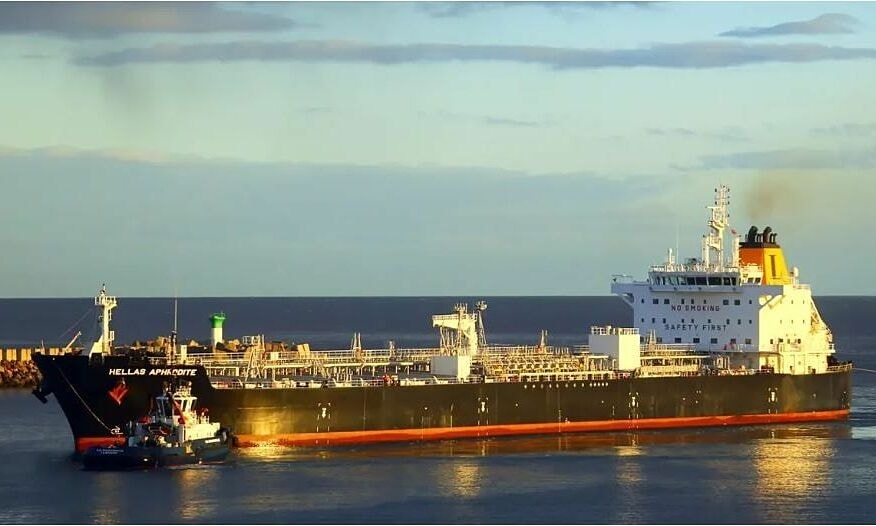 Cướp biển nã súng chống tăng, đổ bộ tàu dầu gần Somalia