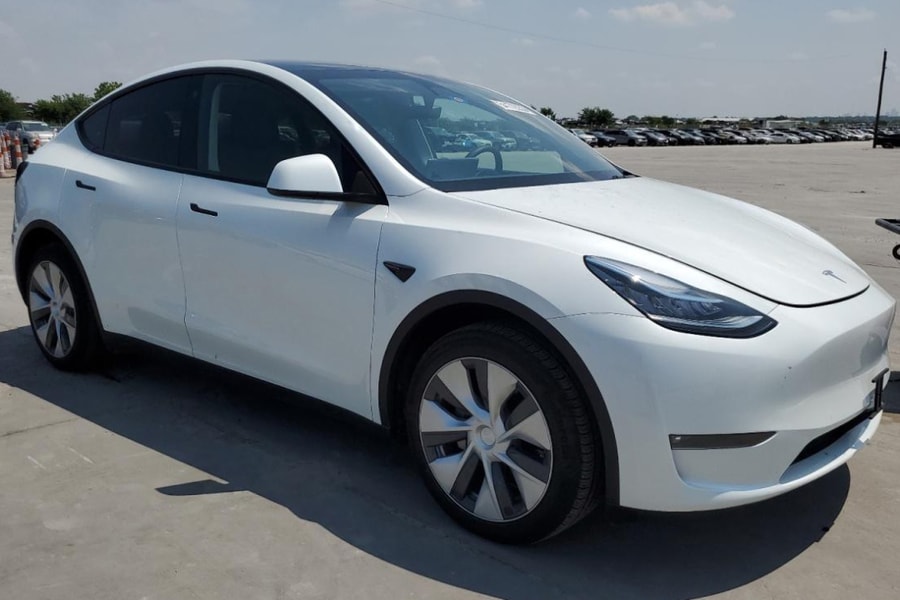 Phụ huynh tả phút giây 'đau đớn' khi con bị kẹt trong xe Tesla
