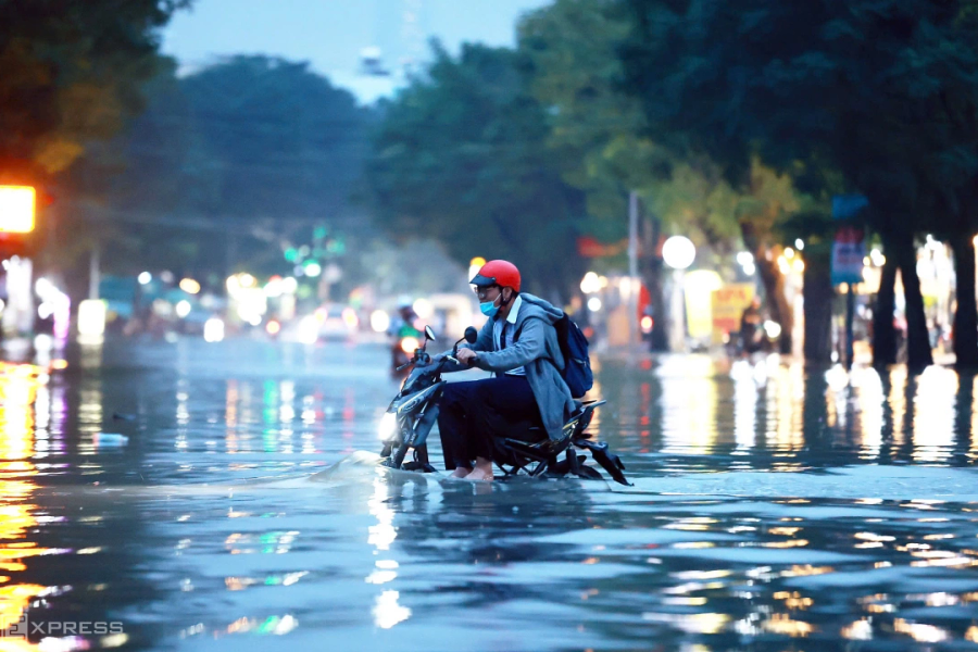 Nhiều trường ở TP HCM cho học sinh về sớm tránh triều cường