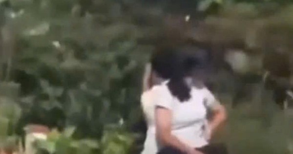 VIDEO: Hai nữ sinh “làm xiếc” trên xe máy điện