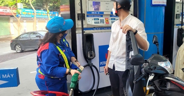 Giá xăng giảm nhẹ sau lần tăng mạnh