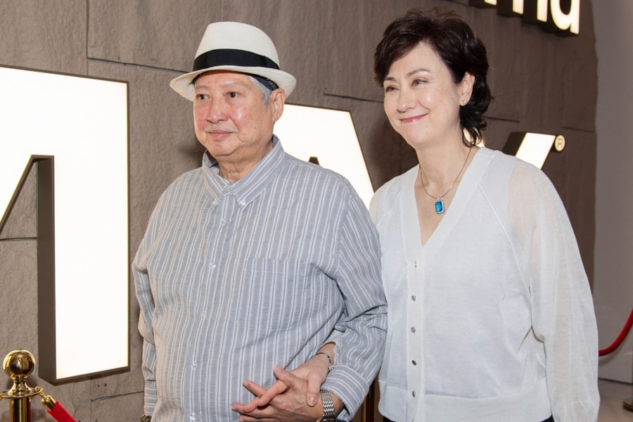 Hồng Kim Bảo nắm tay vợ hoa hậu tại Gala Điện ảnh ở TP.HCM