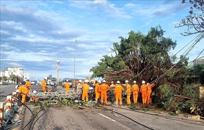 Truyền tải điện 3 khôi phục toàn bộ lưới điện bị ảnh hưởng