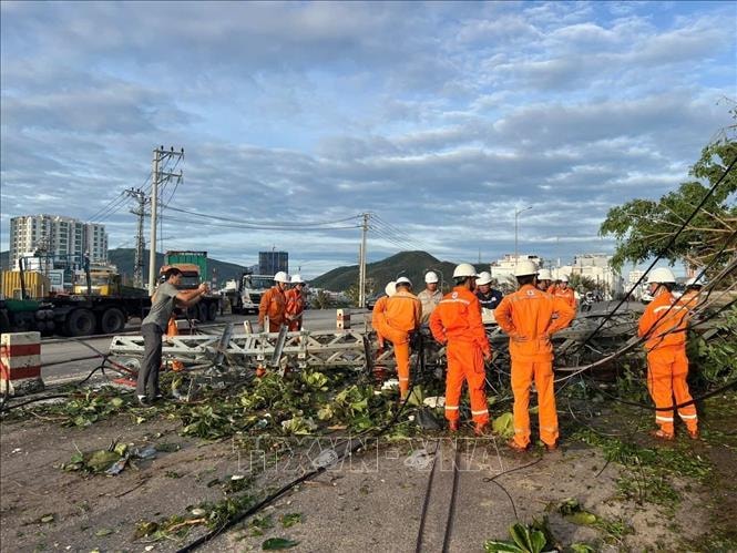 Khẩn trương khắc phục sự cố điện sau bão số 13