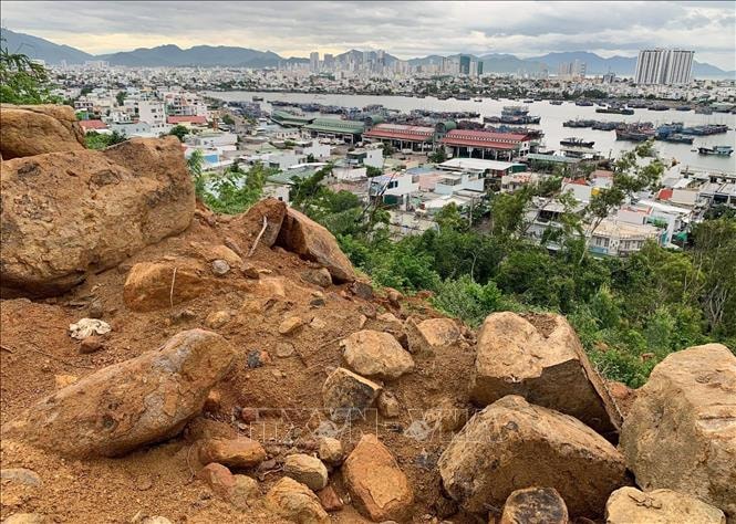 Hiểm nguy sạt lở tuyến đường ven biển Phước Dinh - Cà Ná