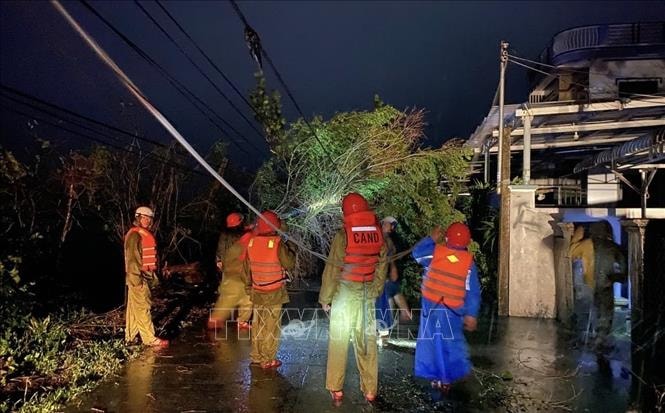 Bão số 13: Lực lượng chức năng tỉnh Đắk Lắk khẩn trương khắc phục hậu quả trong đêm