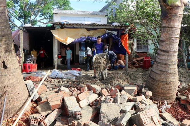 Tịnh Khê (Quảng Ngãi) bắt tay dựng lại nhà cửa cho dân sau bão