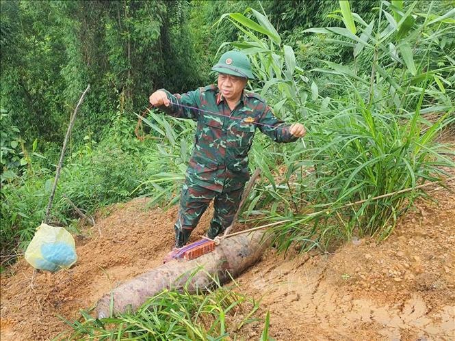 Hủy nổ an toàn quả bom nặng khoảng 250kg còn nguyên kíp nổ