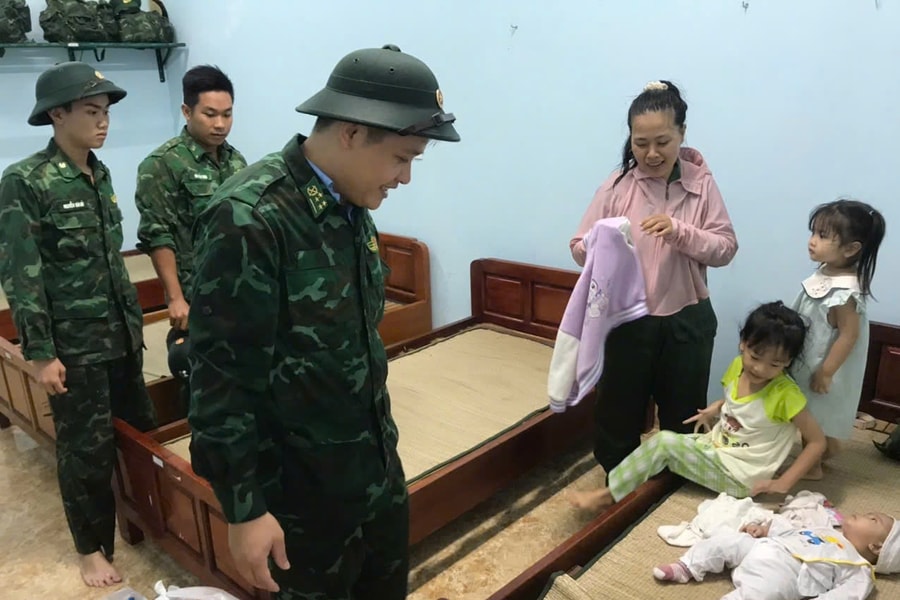 Bộ đội Biên phòng giúp dân ấm lòng trong những ngày bão