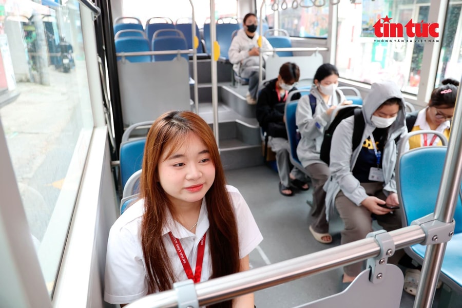 Người dân TP Hồ Chí Minh thay đổi thói quen di chuyển bằng xe buýt điện