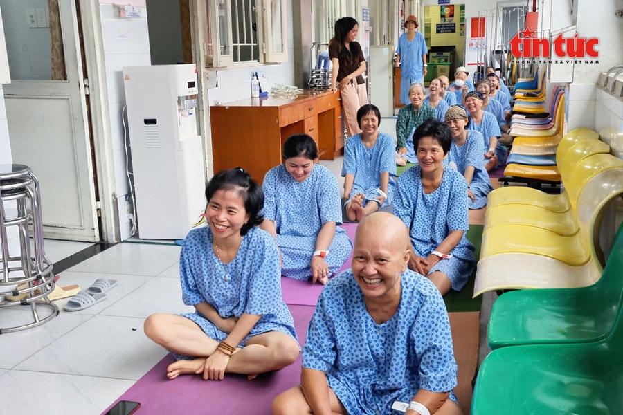 Lớp yoga hành lang - nơi tiếp thêm năng lượng sống cho bệnh nhân ung thư