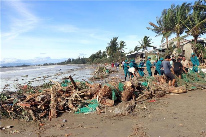 Hàng chục nghìn cán bộ, chiến sĩ hỗ trợ nhân dân khắc phục hậu quả mưa bão