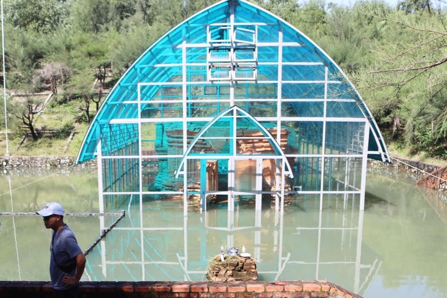 Tháp Chăm cổ nghìn năm tuổi nằm dưới mực nước biển bị ngập lụt kéo dài