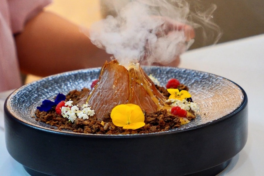 Tiệm bánh TPHCM gây sốt vì món "núi lửa phun trào", có loại chỉ 5 phần/ngày