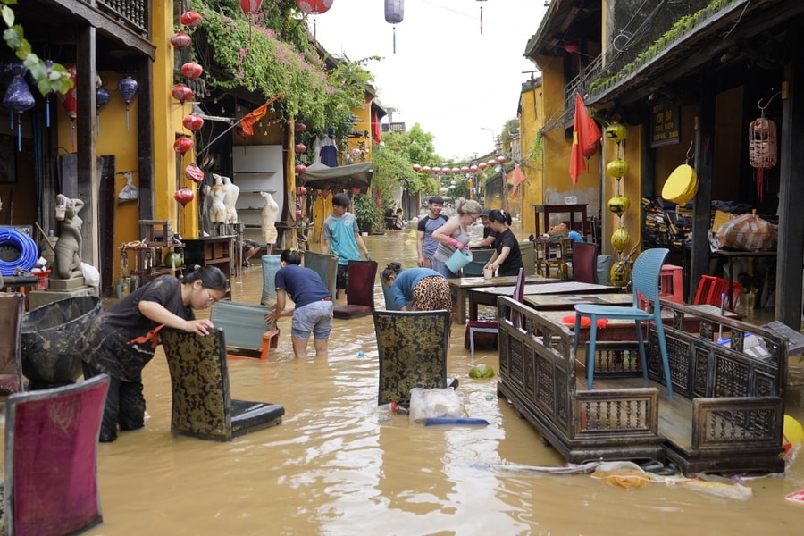 Tinh thần lạc quan trong lũ của người Hội An thức tỉnh vợ chồng người Mỹ