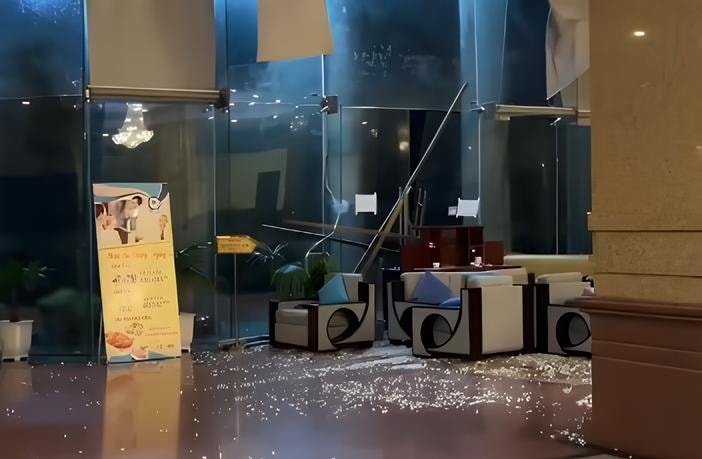 Đêm không ngủ trong khách sạn tránh bão Kalmaegi