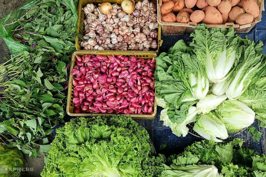 Giá rau củ leo thang sau bão Kalmaegi