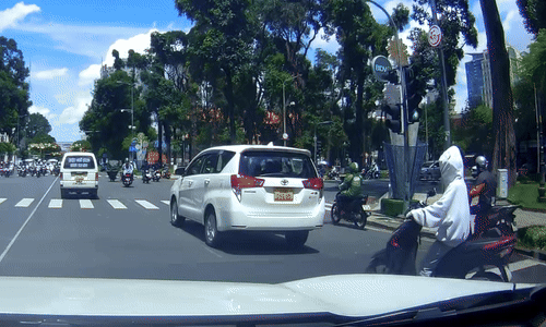 Bị xe tạt đầu, người lái nên xử lý thế nào cho an toàn?