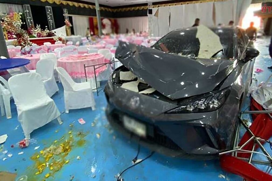 Ôtô phá tan hội trường tiệc cưới vì tài xế cài nhầm số