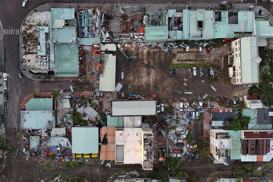 Chợ, nhà máy, đường phố tan hoang sau bão Kalmaegi