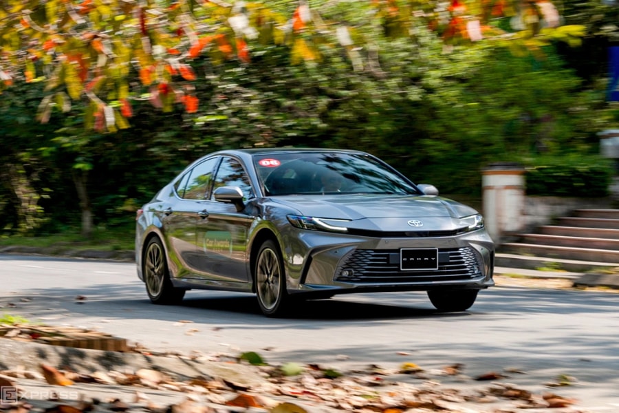 Toyota Camry giảm giá hơn 150 triệu đồng