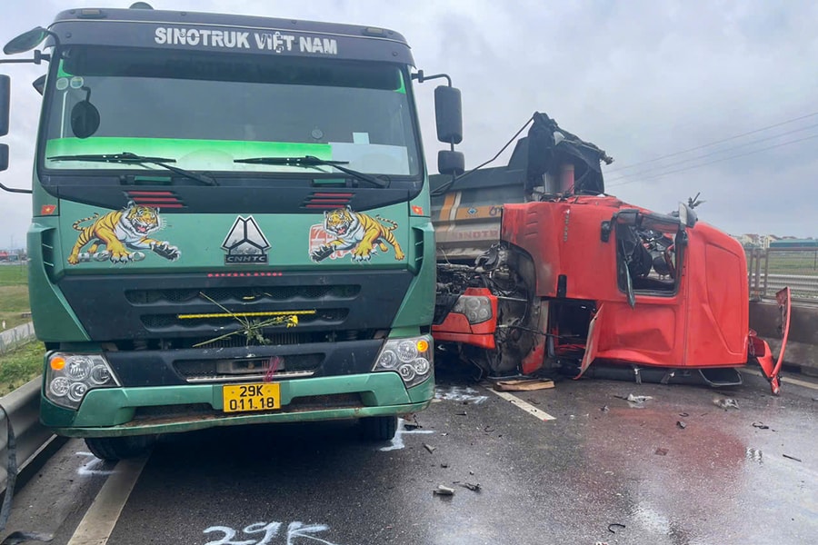 Xe tải tông nhau, cao tốc Nghi Sơn - Diễn Châu ùn tắc